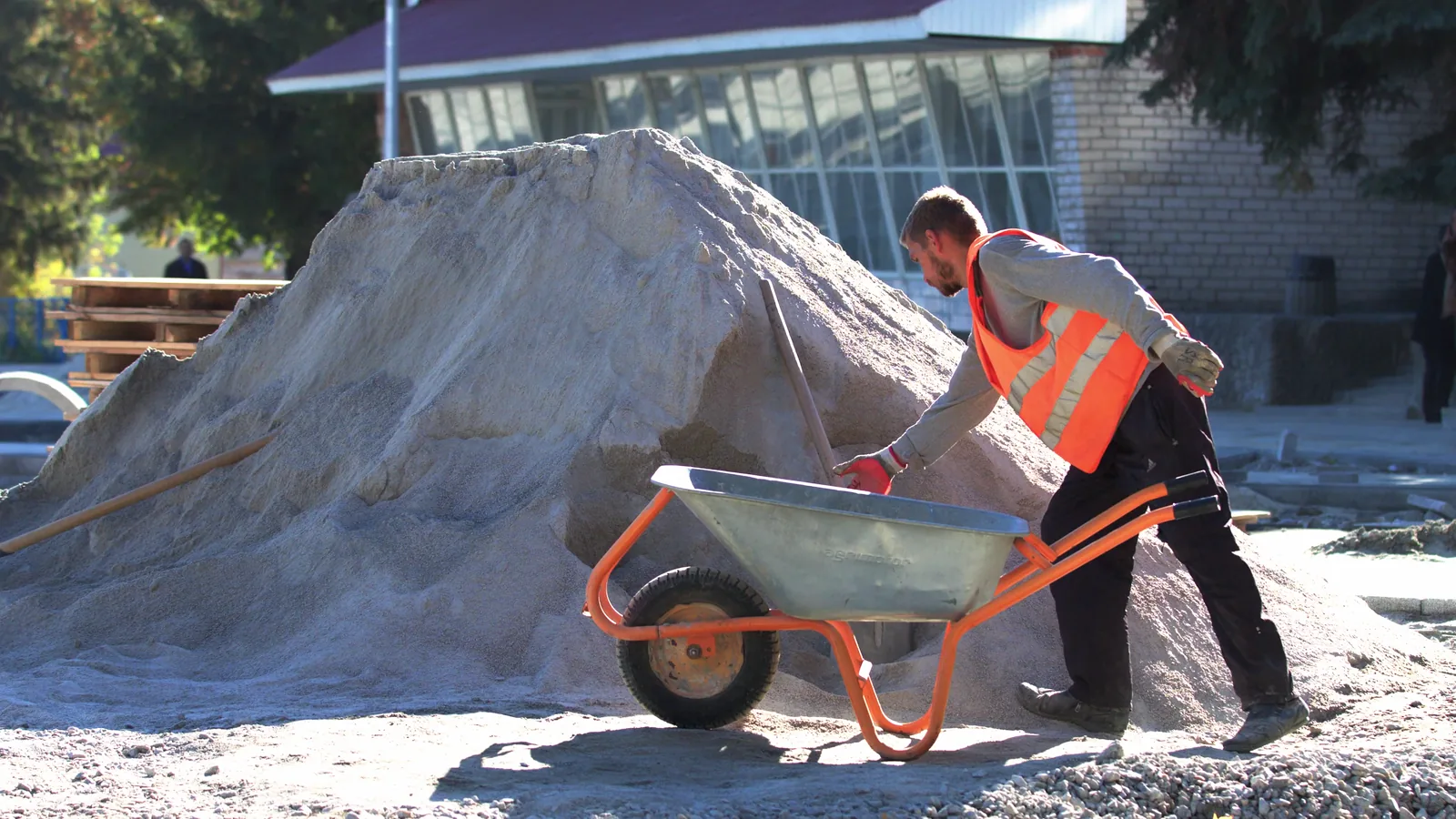 EU Construction Output Declines 0.9% in January 2026