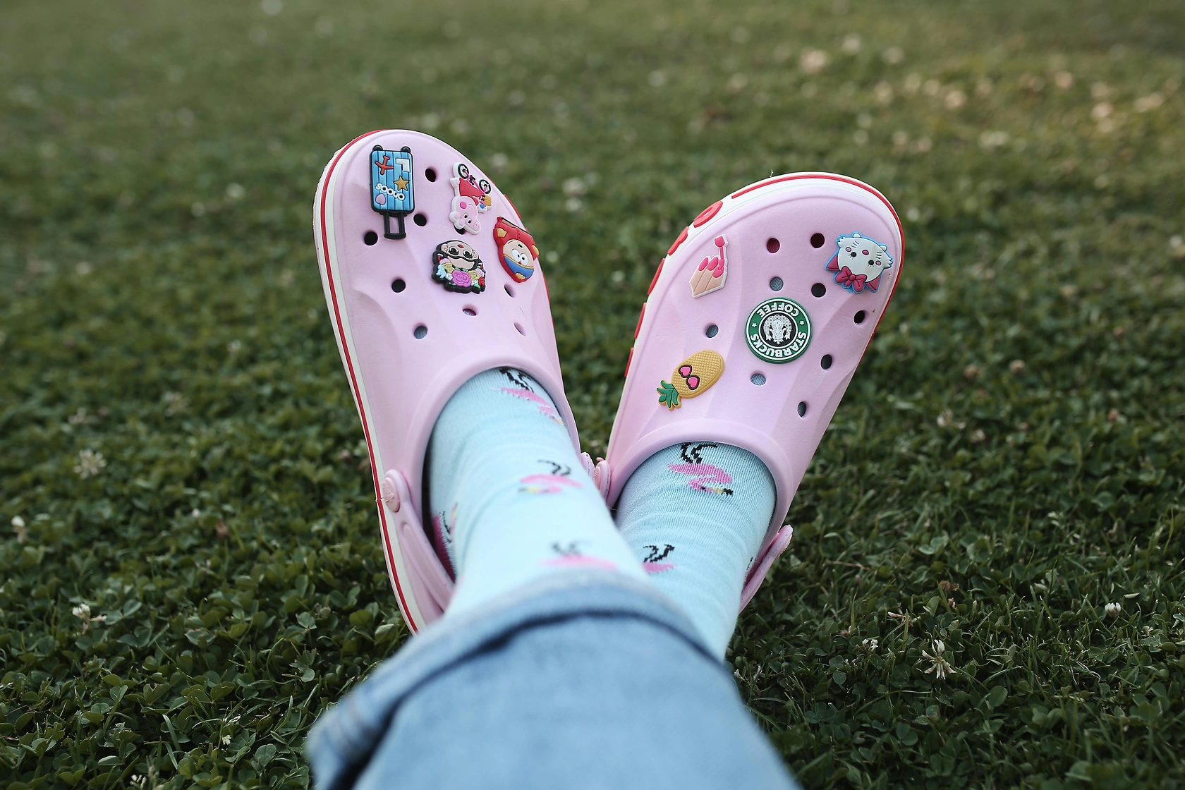 Analyst Report: Crocs Stock Priced at $80.50, Cautious Outlook on Growth